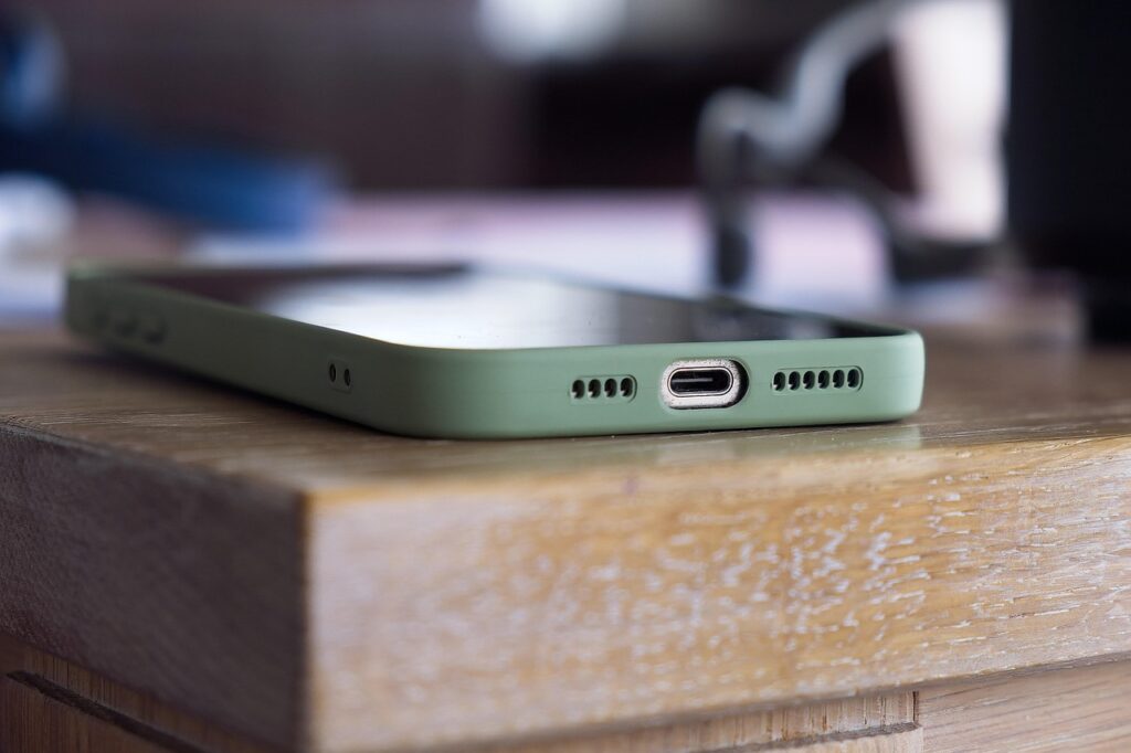 Why Pinning Your Phone with Your Shoulder Hurts phone, iphone, mobile, green, smartphone